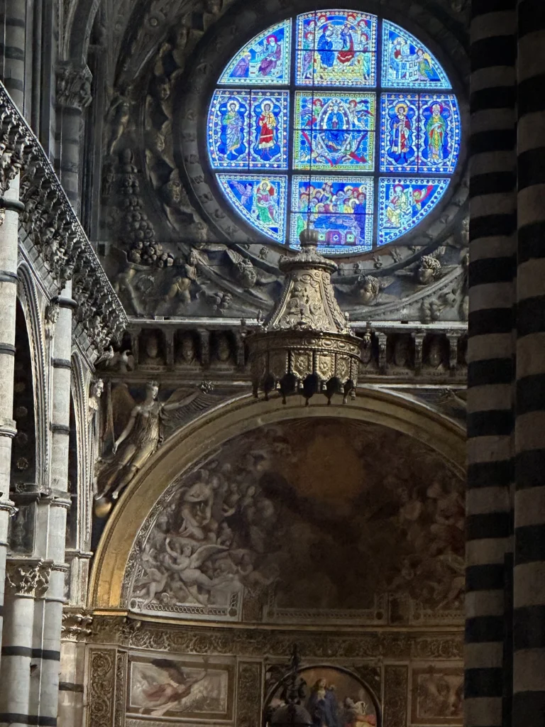 This huge stained glass window, almost 6 meter in diameter, is a a beautiful work of art in the Duomo.