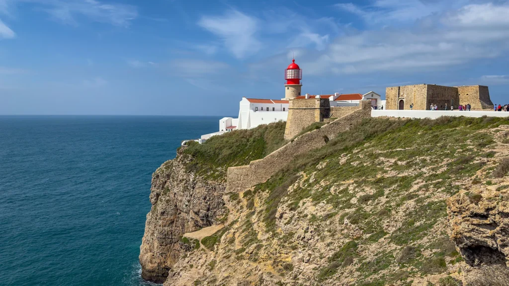 Le phare et la forteresse du cap Saint-Vincent, là où l’ouest de l’Algarve rencontre les eaux de l’Atlantique.