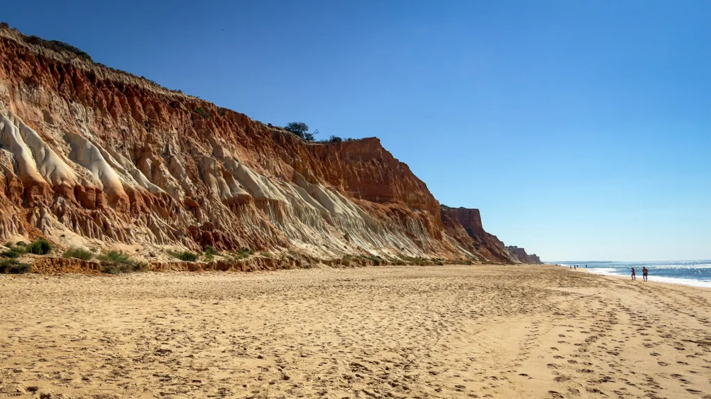 La plage de Falésia illustre parfaitement le meilleur de l’Algarve centrale : de longues plages, d’impressionnantes falaises et un vaste espace pour marcher en toute tranquillité pendant l’hiver.