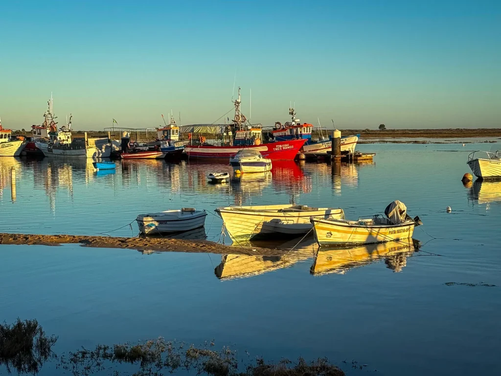 Bateaux de pêche se reflétant dans les eaux calmes de Santa Luzia, dans l’est de l’Algarve.