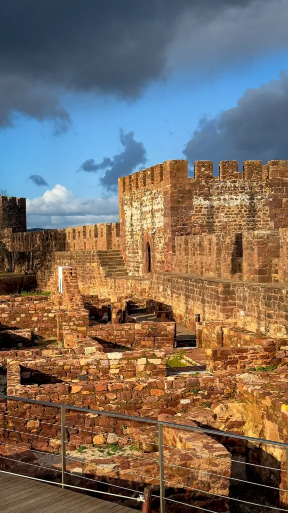 La lumière hivernale et les nuages qui s’amoncellent accentuent l’atmosphère à l’intérieur des remparts du château de Silves.