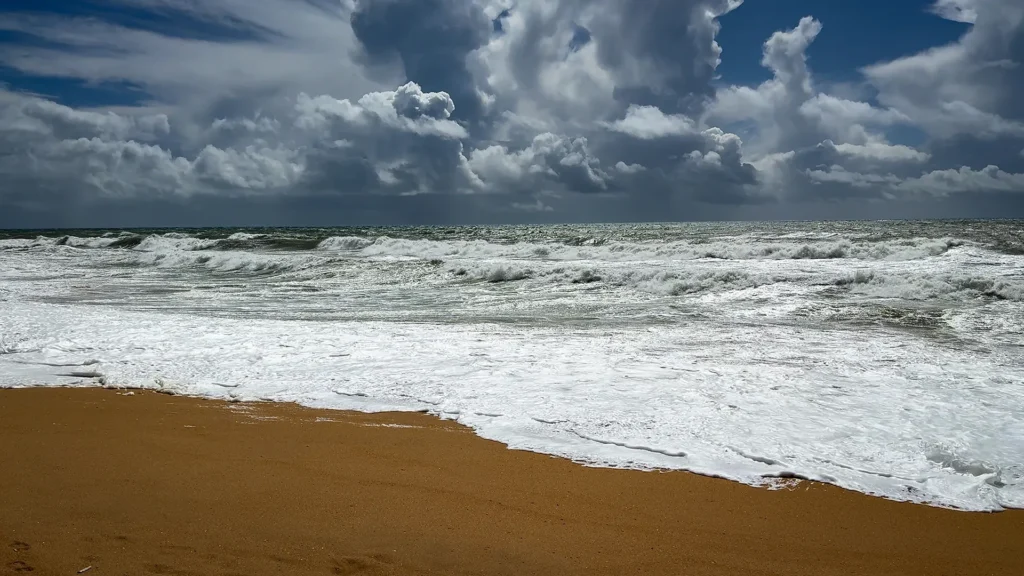 Les vagues puissantes et les lourds nuages illustrent le visage plus sauvage et changeant de l’hiver en Algarve.