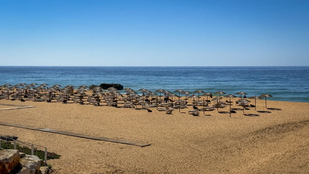 Le ciel bleu était de retour, mais les rangées de parasols vides rappelaient que le littoral de l’Algarve était bel et bien hors saison.