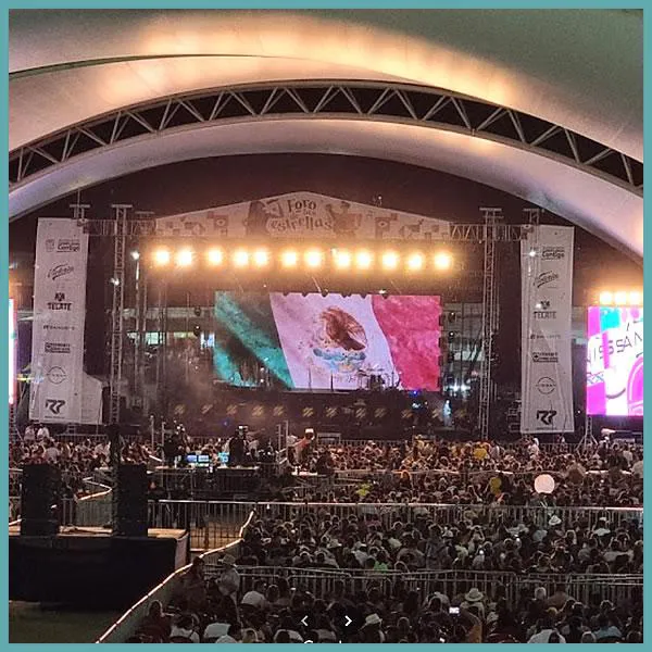Large audience watching a night concert at Foro de las Estrellas during Feria San Marcos in Aguascalientes
