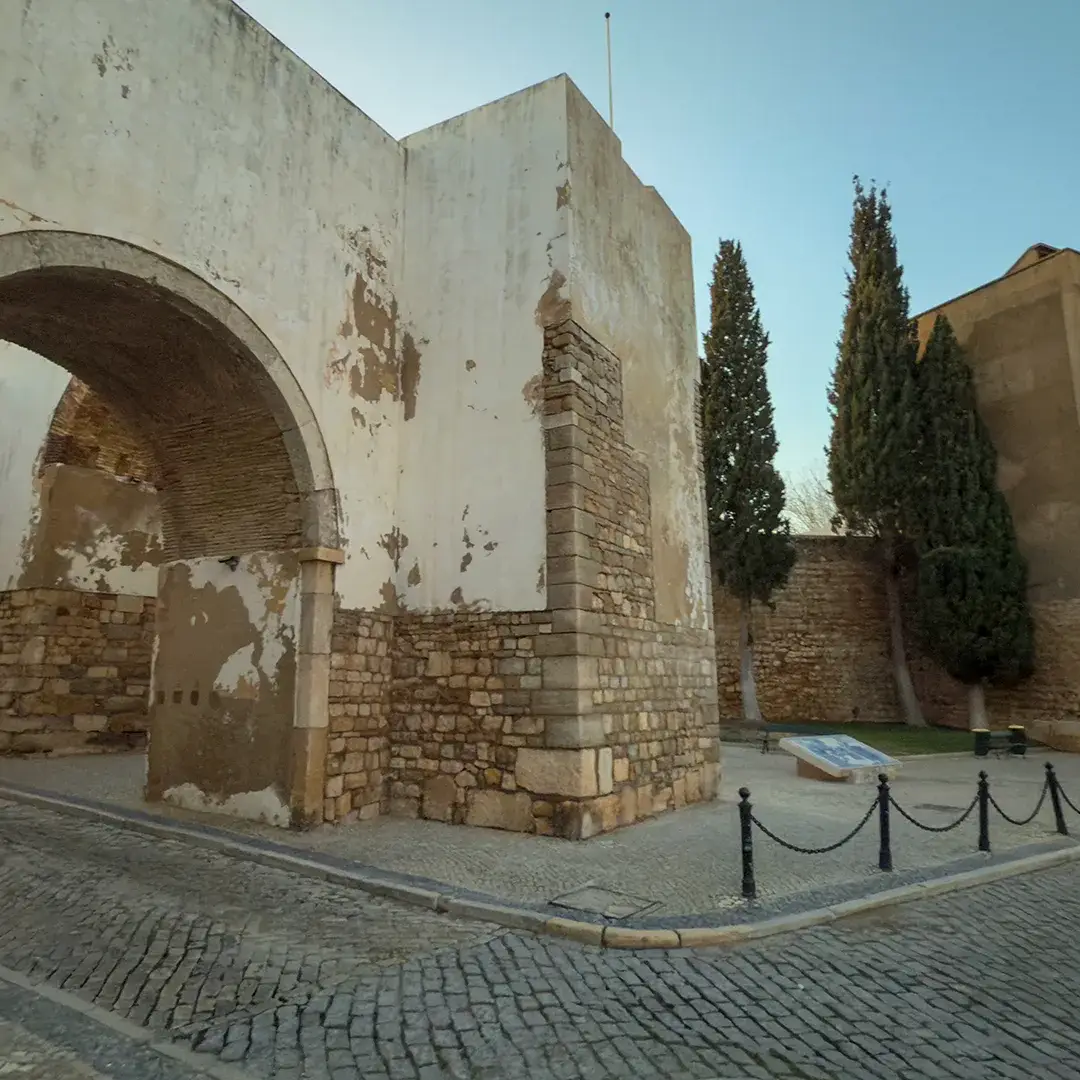 arched entrance to Cidade Velha Faro with stone walls and cobblestone street