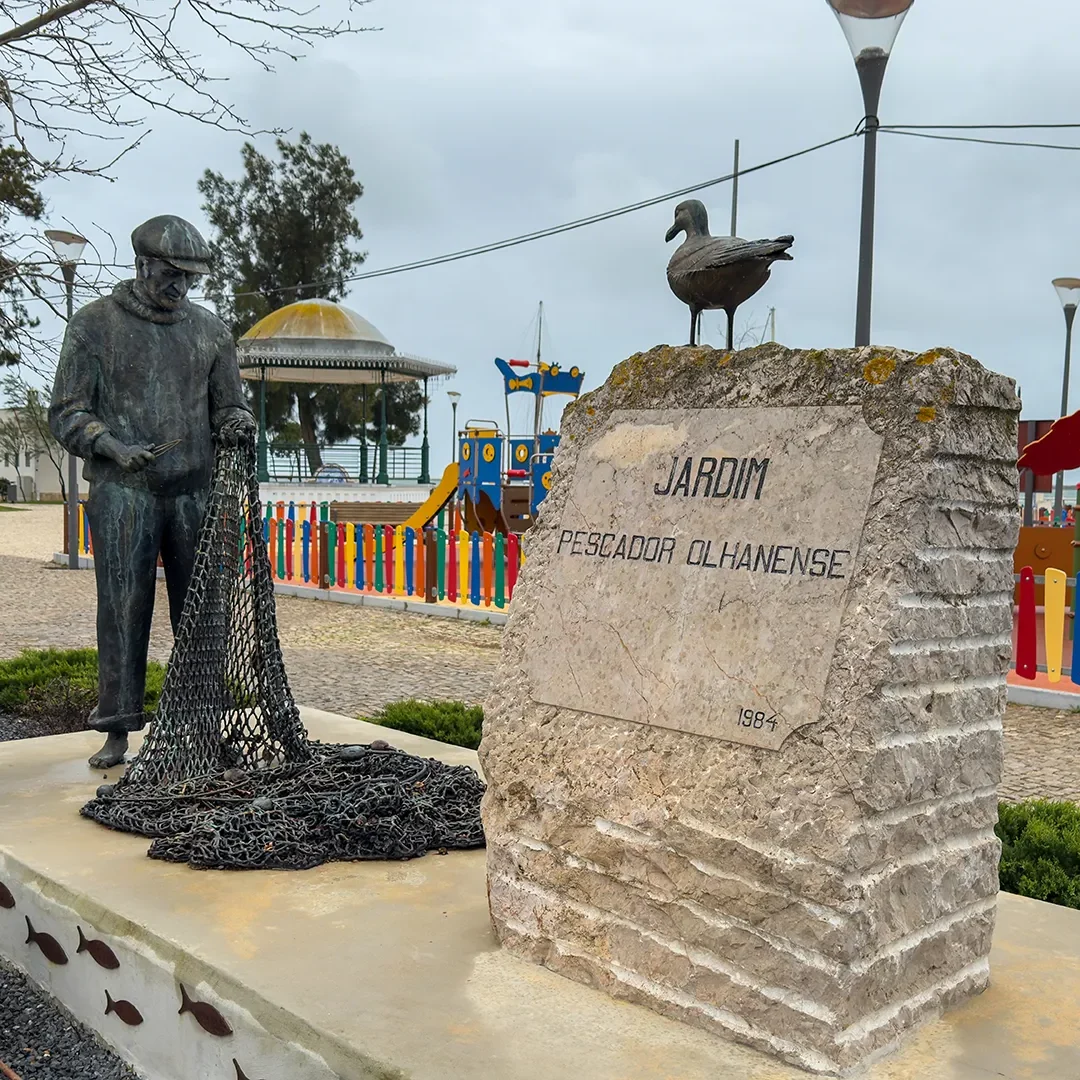 Statue d’un pêcheur dans le Jardim Pescador Olhanense à Olhão.