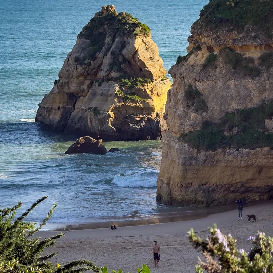 Praia da Rocha ajoute des paysages côtiers spectaculaires à l’aspect pratique de Portimão comme point de chute pour un séjour hivernal.